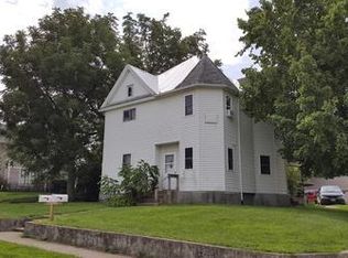 602 E 4th St, Vinton, IA