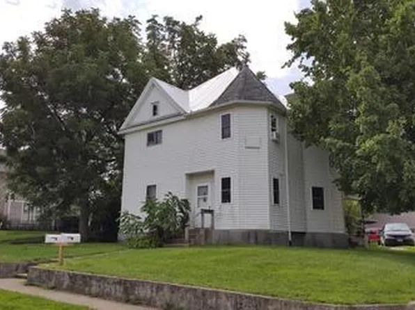 602 E 4th St, Vinton, IA 52349