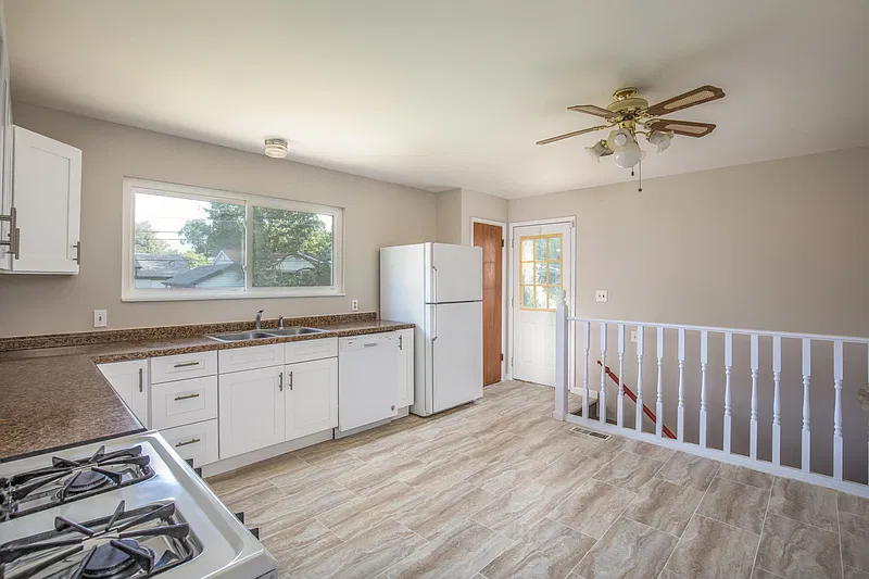 3 bed, 2.5 bath, 1660 sqft, $1,900 — Photo 3