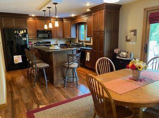 8457 Burds Rd, Peosta, IA 52068