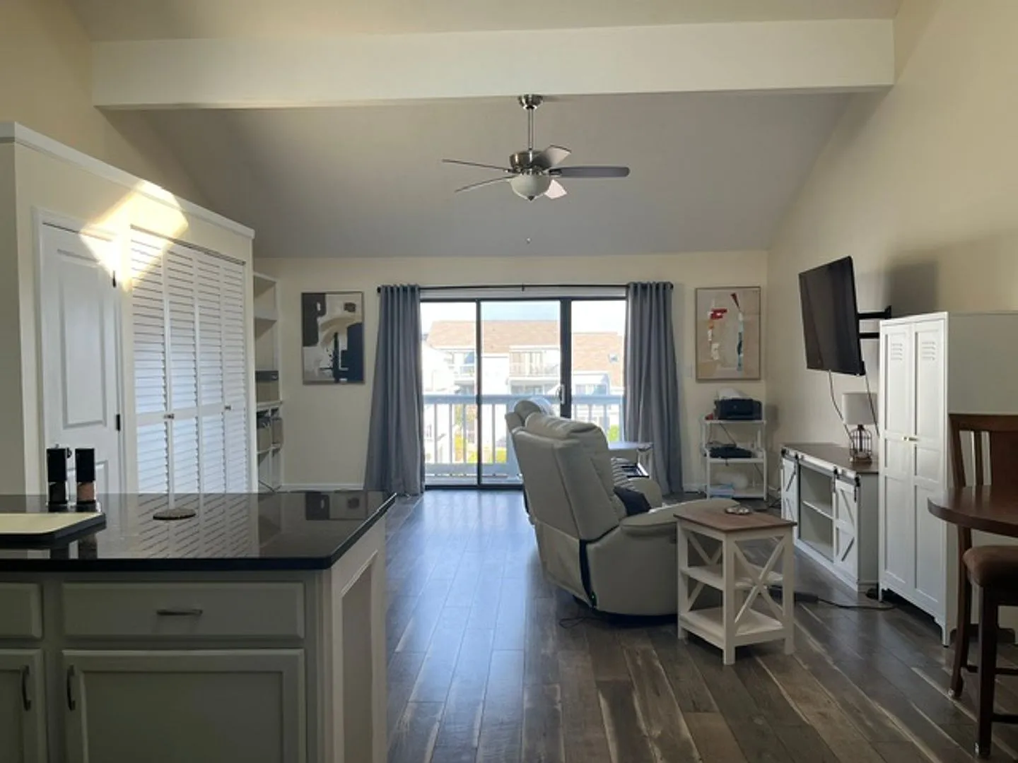 Furnished Studio Apartment - rent includes wifi, water and cable! — Photo 1