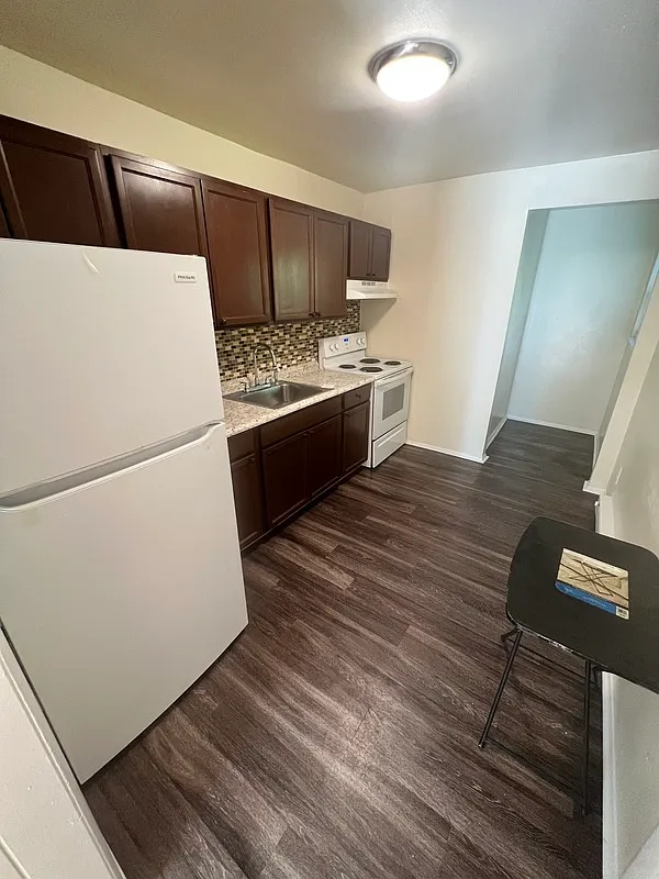 2 bed, 1.0 bath, $1,095 — Photo 4
