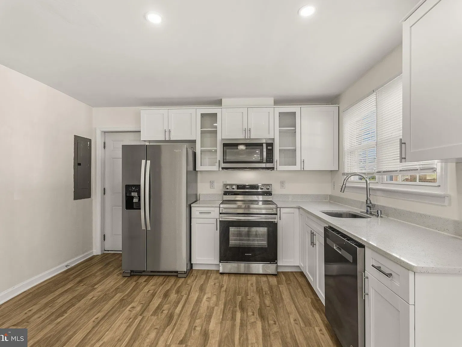 3 bed, 2.0 bath, 1782 sqft, $3,800 — Photo 3