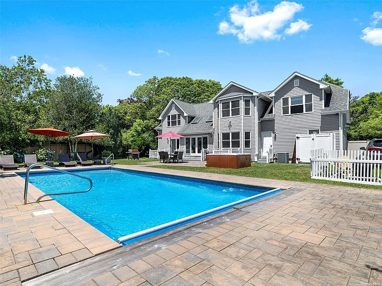 4 White Ln — Photo 1