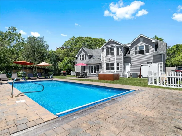 4 White Ln, Hampton Bays, NY 11946