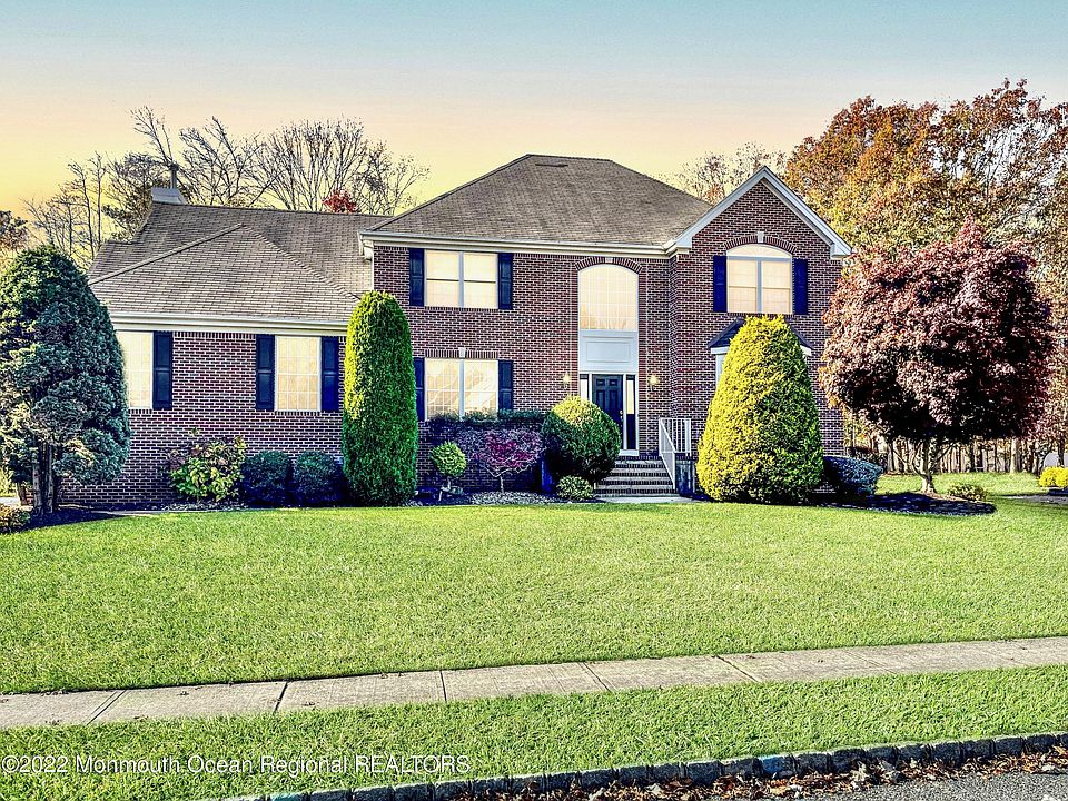 1st image of 20 Springbrook Dr