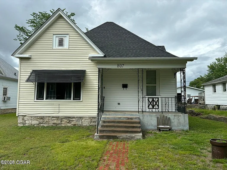 807 W 2nd St — Photo 1