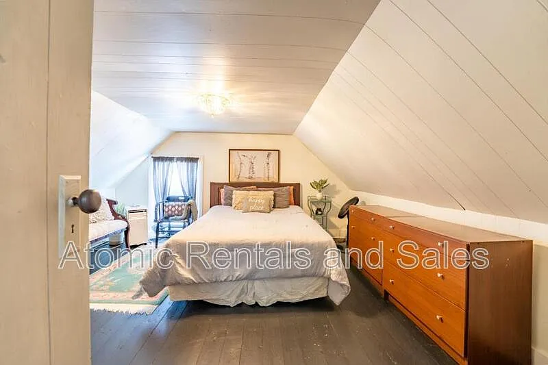 2 bed, 1.0 bath, 300 sqft, $1,100 — Photo 4