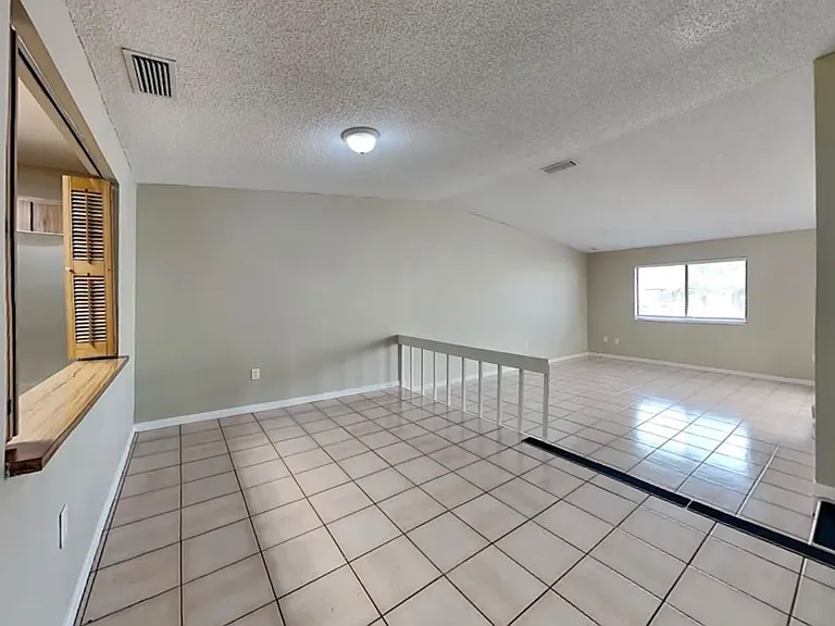 11225 SW 117th Ct — Photo 2