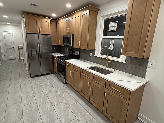2nd image of 424 Ainsworth St #2