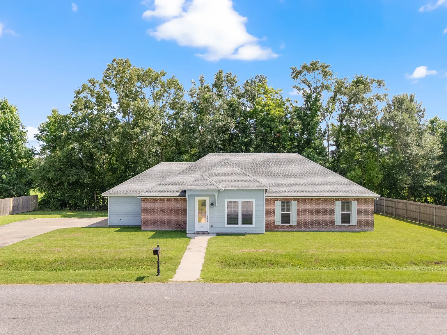 3 bed, 1610 sqft, $2,000 — Photo 3