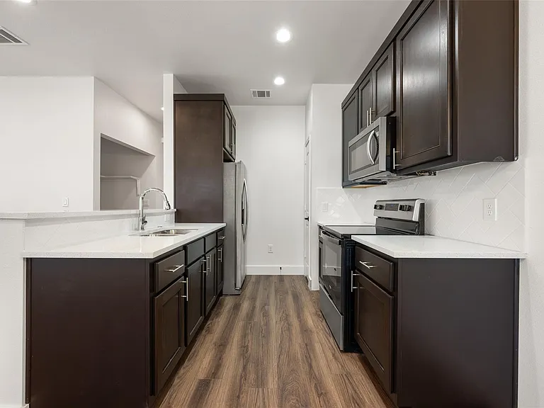 15407 Armstrong Ave — Photo 11