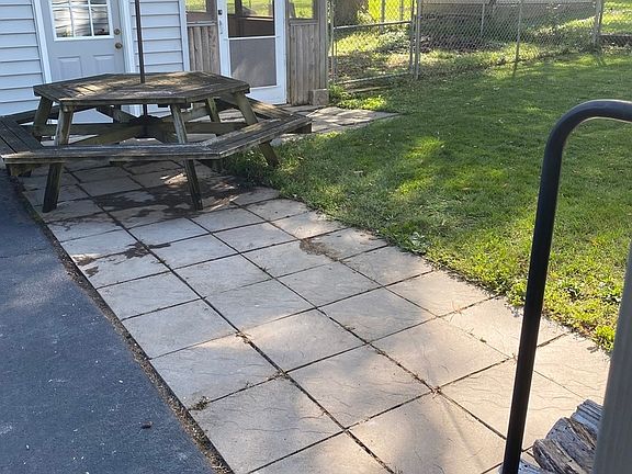 3rd image of 5211 Maplehill Dr