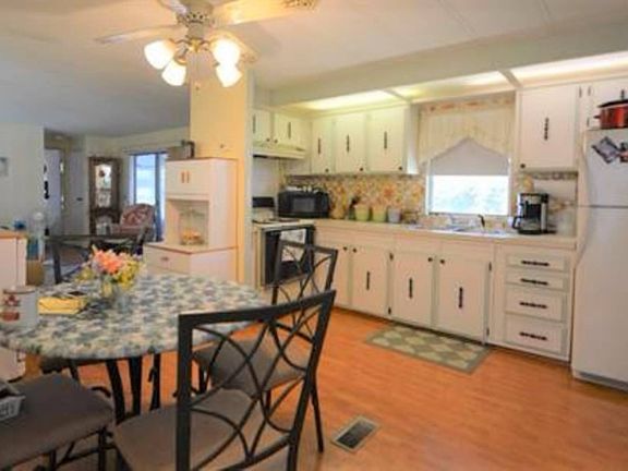 3rd image of 6 Green Haven Ln E