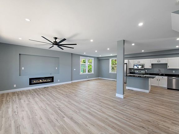 3rd image of 3947 Warwick Ave