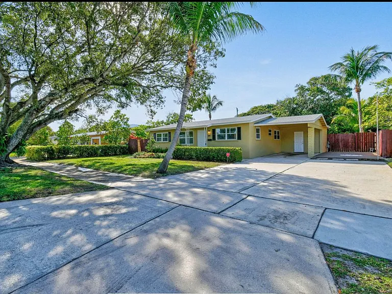 836 Evergreen Dr — Photo 2