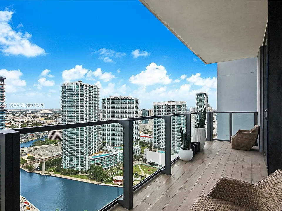 68 SE 6th St #3306