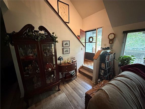 2nd image of 114 Lakeview Cir