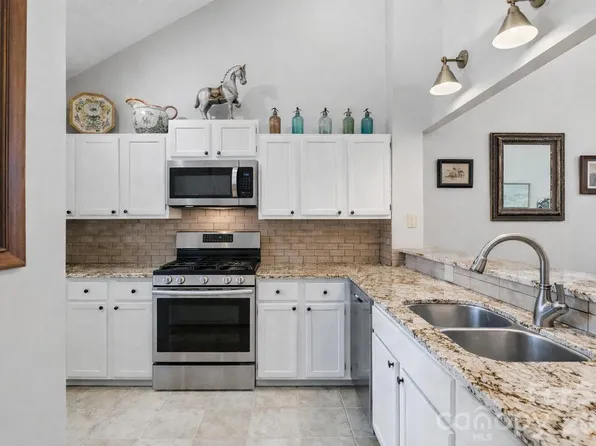 19986 Oak Leaf Cir, Cornelius, NC 28031