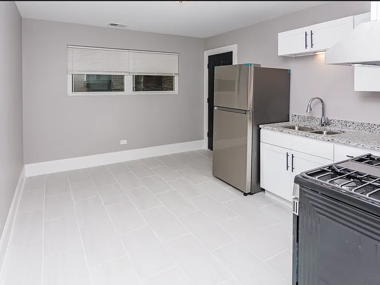 8215 S Ellis — Photo 3