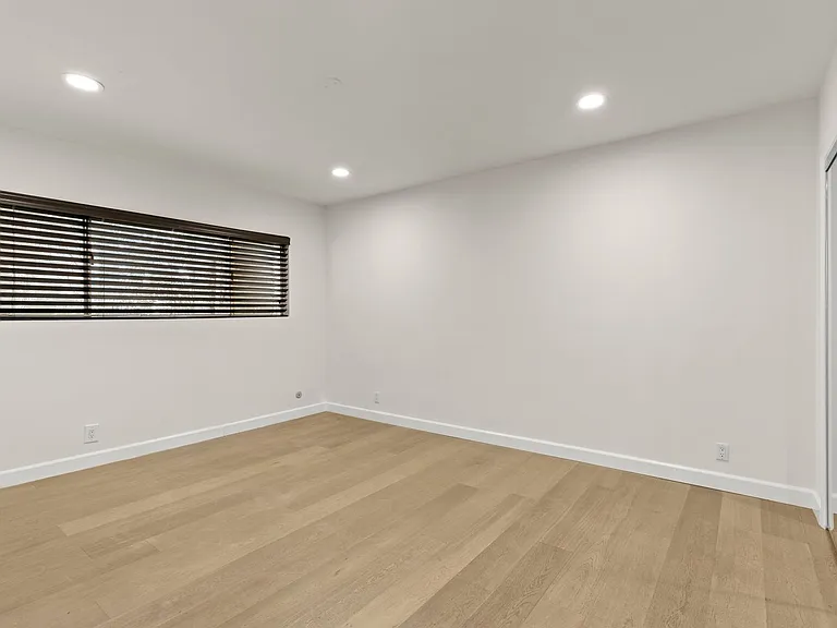 (El/Eu/Yo:B) 148 S. Oakhurst Drive — Photo 15
