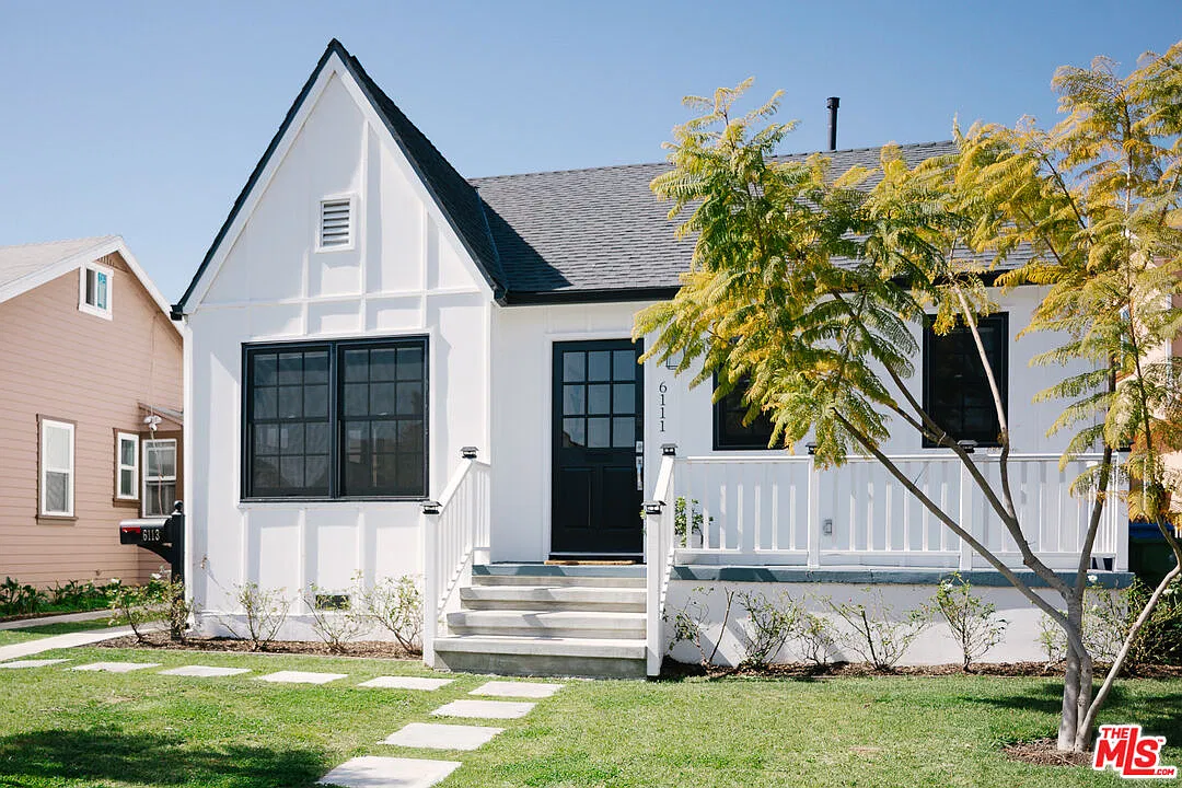 3 bed, 2.0 bath, 900 sqft, $3,850 — Photo 1