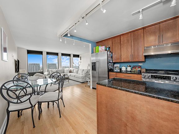 3rd image of 444 W Fullerton Pkwy APT 1809