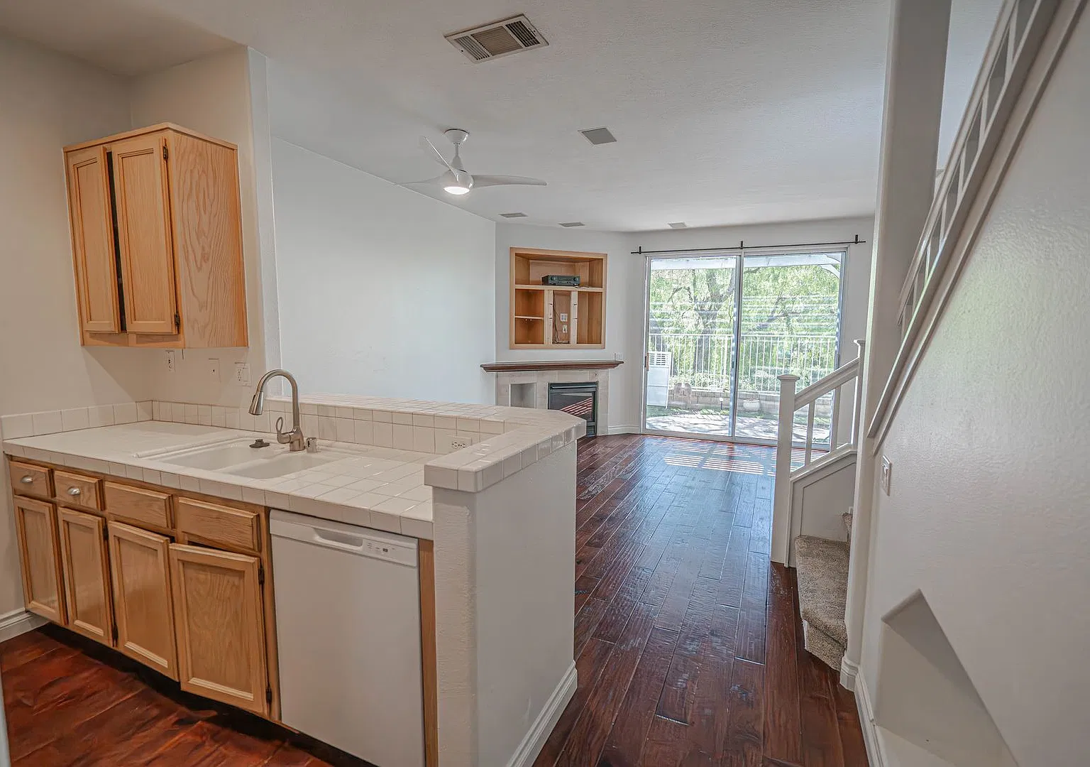 No Showings! 2 Bedroom Townhome for Rent in The Montanas! — Photo 4