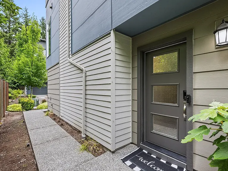 16201 Meadow Rd #E2 — Photo 2