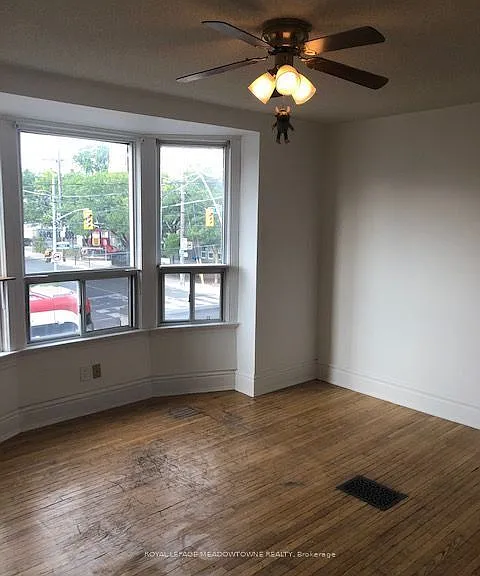 1211 College St #UPPER — Photo 18