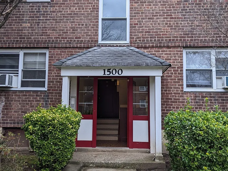 1500 Terrace Cir #2 — Photo 1