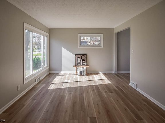 3rd image of 1117 Silver Lake Ave