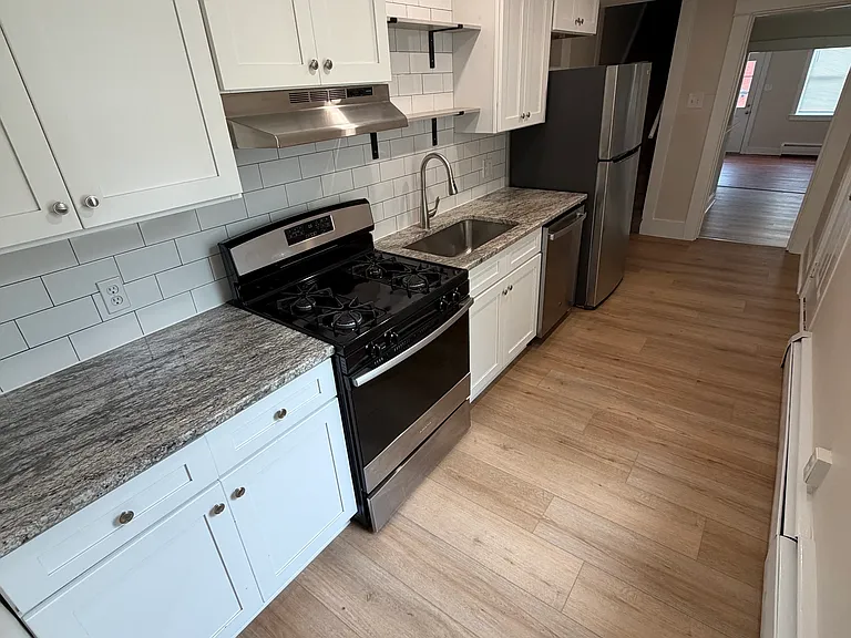 654 Poplar St — Photo 5