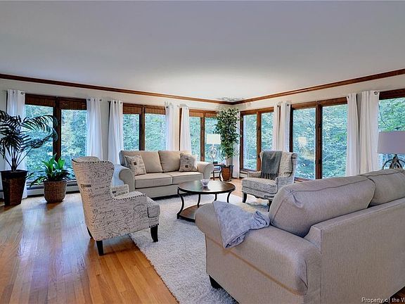 3rd image of 202 Woodbine Dr