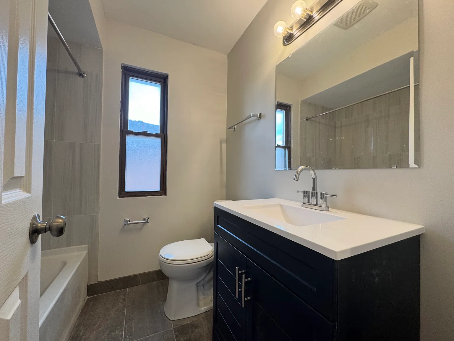 2 bed, 1.5 bath, 1000 sqft, $1,599 — Photo 2