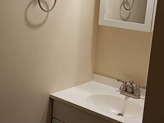 5th image of 109 Clover Ct