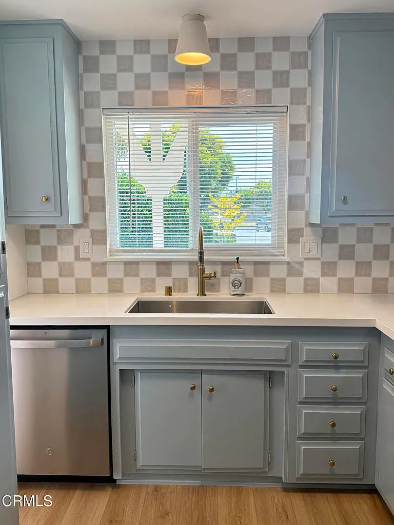 3 bed, 2.0 bath, 1144 sqft, $5,500 — Photo 2