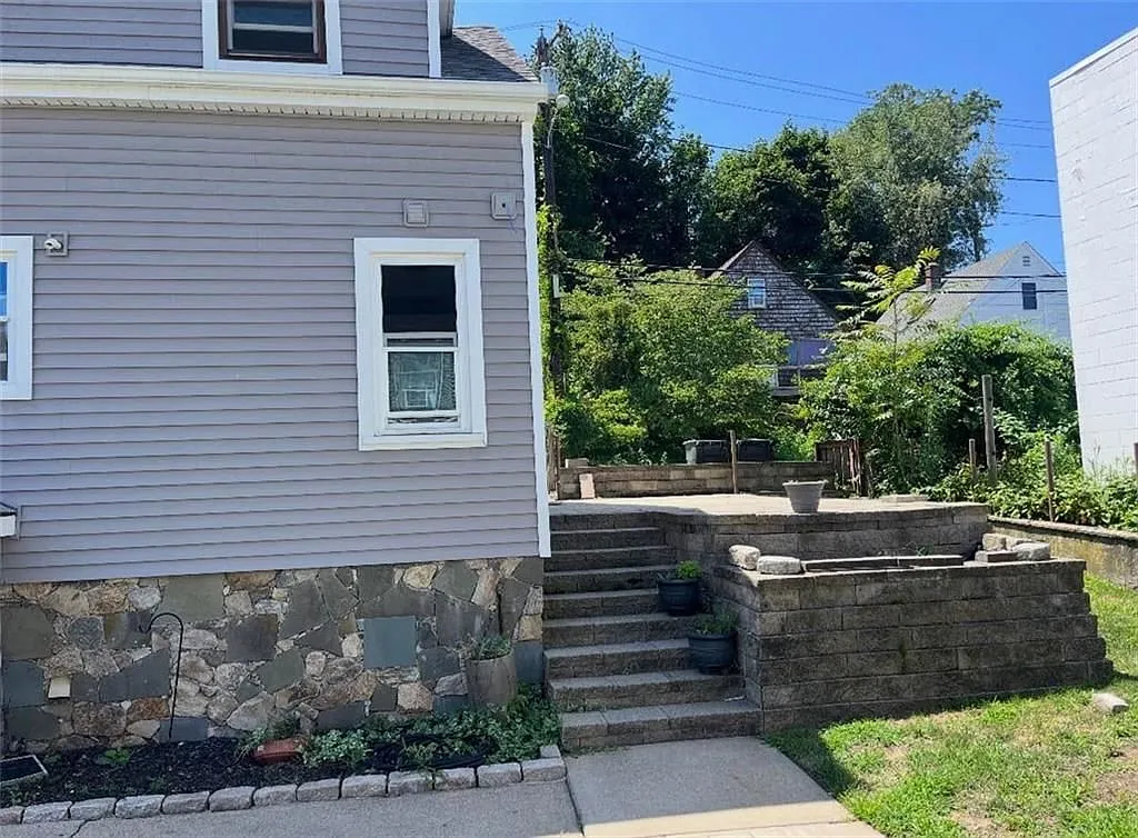 2 bed, 1.0 bath, 832 sqft, $1,950 — Photo 2