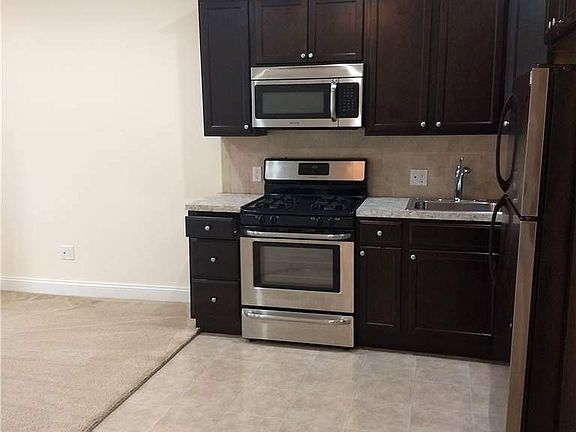 3rd image of 28 5th Ave Unit 4
