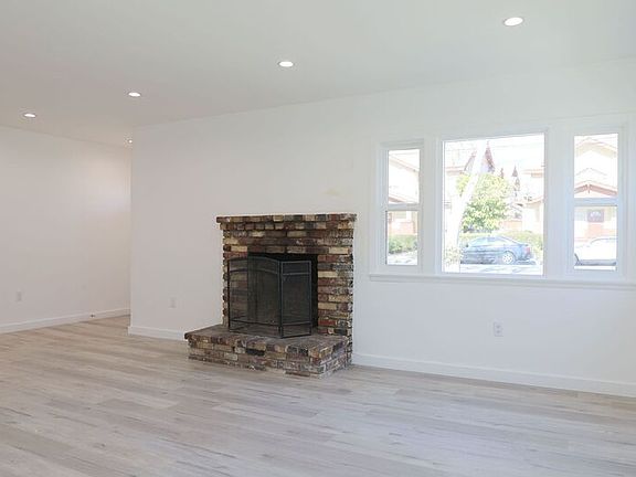 3rd image of 276 E Los Angeles Ave #A