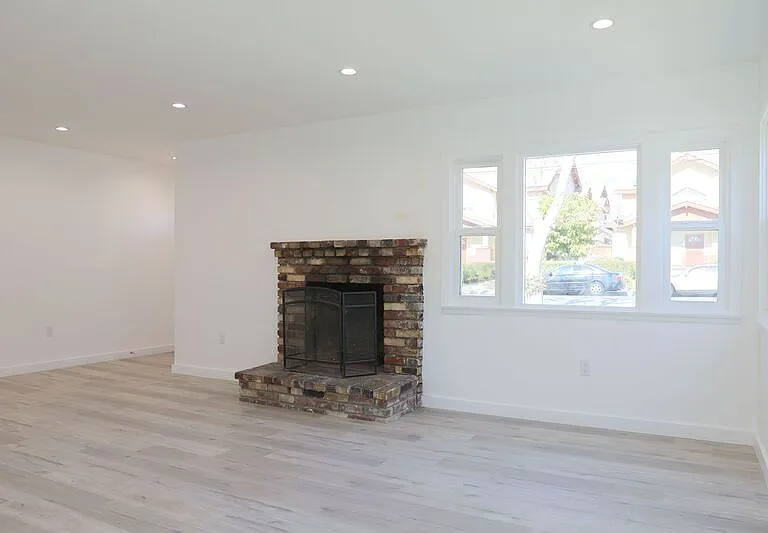 276 E Los Angeles Ave #A — Photo 3