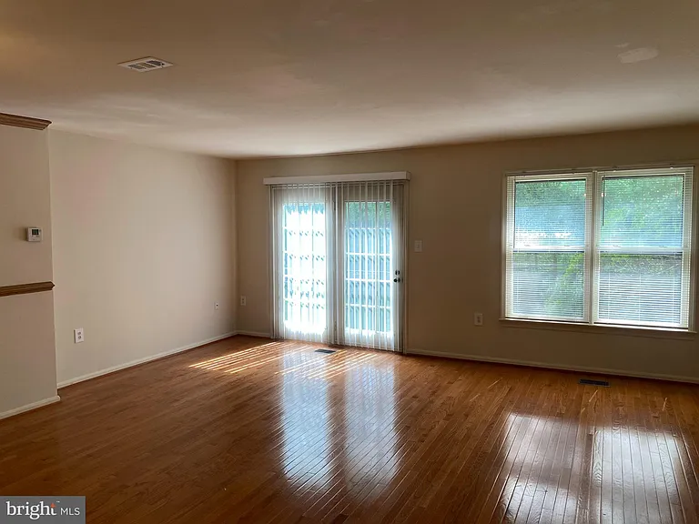 5623 Gresham Ln — Photo 10