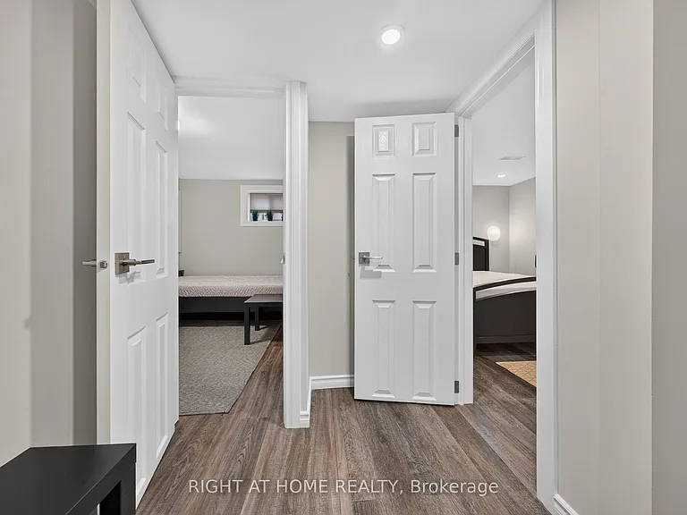 1599 Sandgate Cres #LOWER — Photo 12