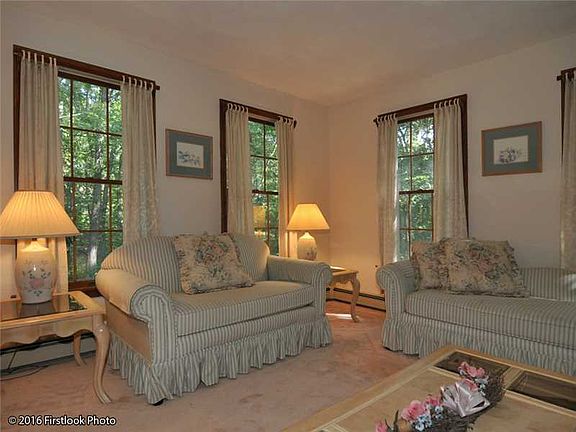 3rd image of 20 Barberry Hill Rd