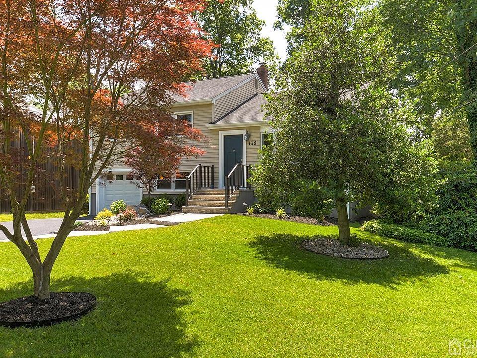 1st image of 135 Lakeside Dr N