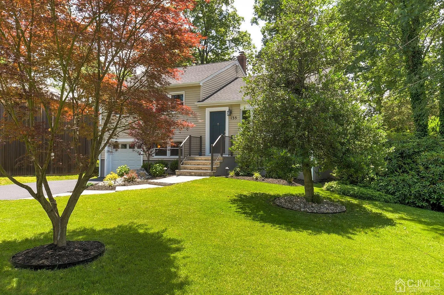 135 Lakeside Dr N photo 1