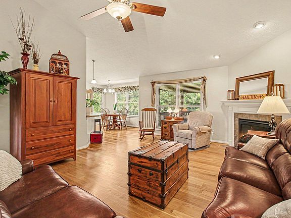 2nd image of 1604 Creekview Dr