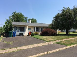 5 Stream Ln, Levittown, PA 19055