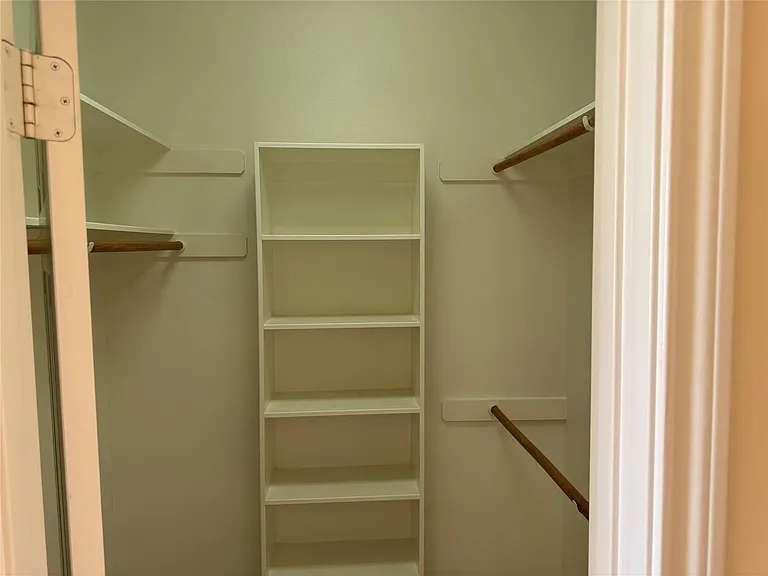 10727 Gilford Crest Dr — Photo 17
