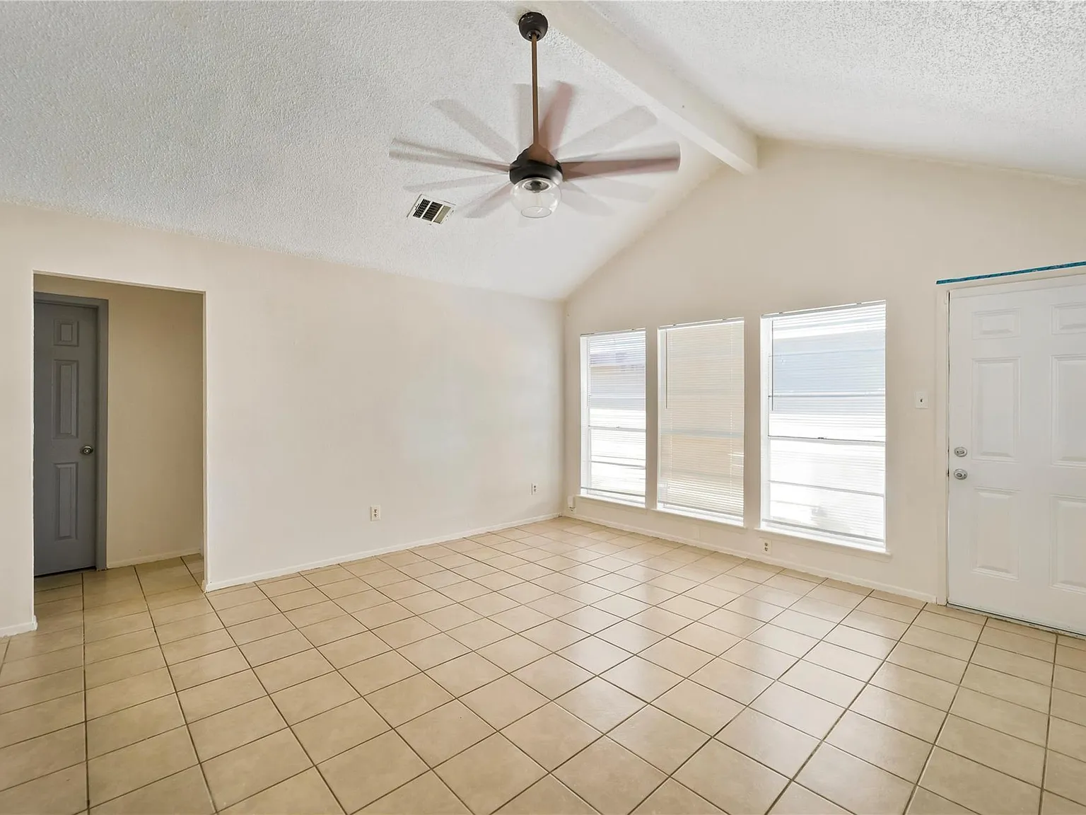 2 bed, 1.0 bath, 904 sqft, $1,370 — Photo 3